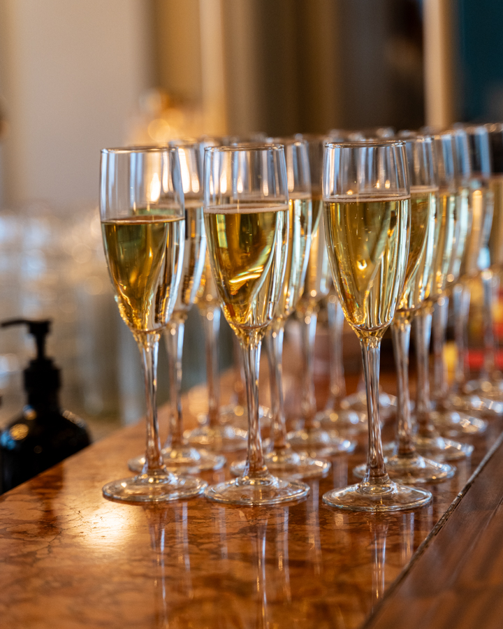 Volle champagneglazen op de bar.