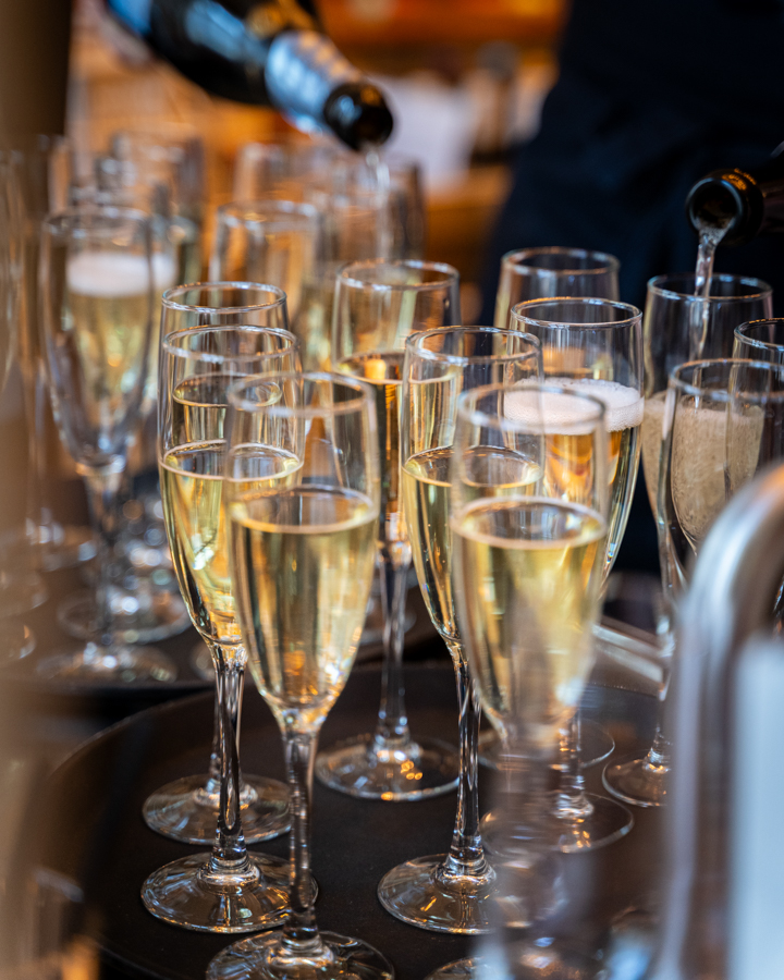 Champagne in glazen schenken.